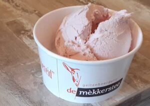 geitenboerderij-mekkerstee-ijsje-eten