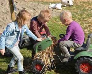 vaartsehoeve-bbqvlees-spelen-kinderen