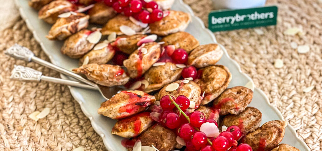 volkoren-poffertjes-met-rode-bessen